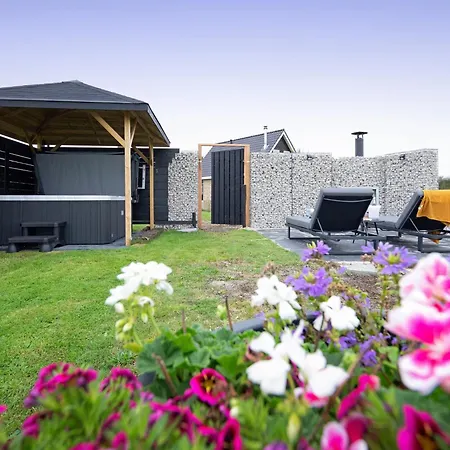Dom wakacyjny Stylish Texel Escape With Den Burg